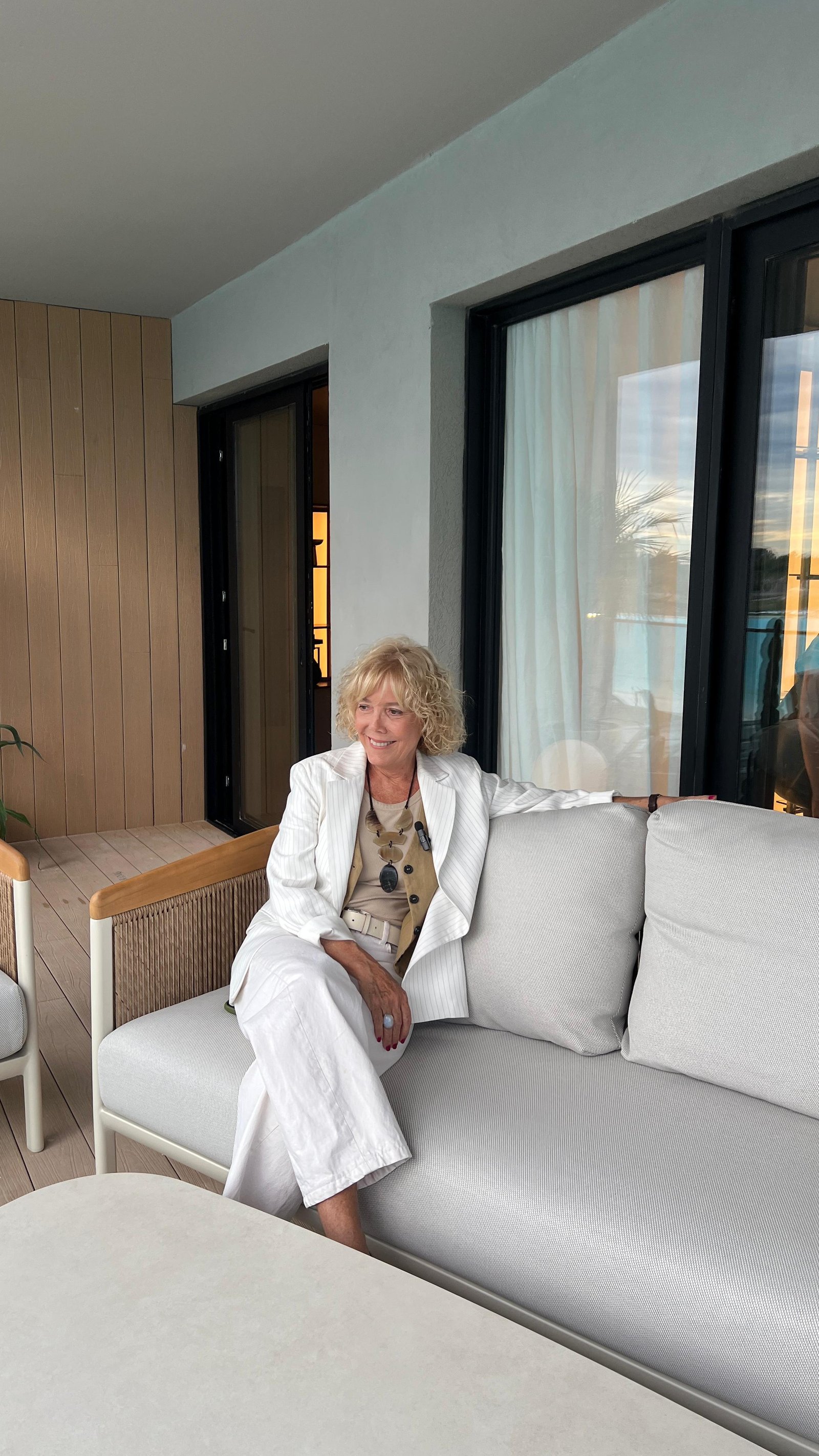 Living moderno en terraza con sofá beige y vista al mar — proyecto EXPERIENCIA LIVING 26, por DESDE ASIA, en Cam. de los Remeros 1585